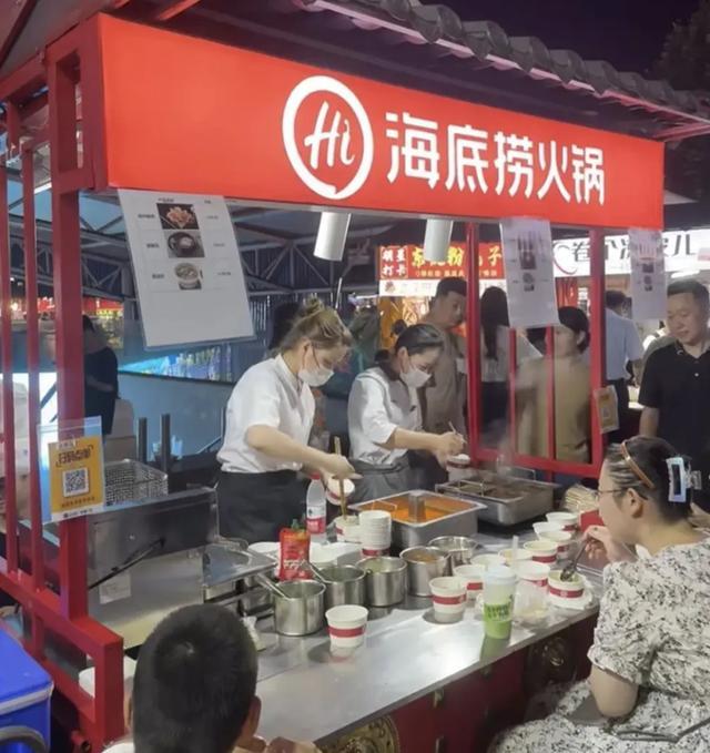 【CRFE濟南連鎖加盟展】：海底撈在青島夜市擺攤兒 網友驚呼“太卷了”